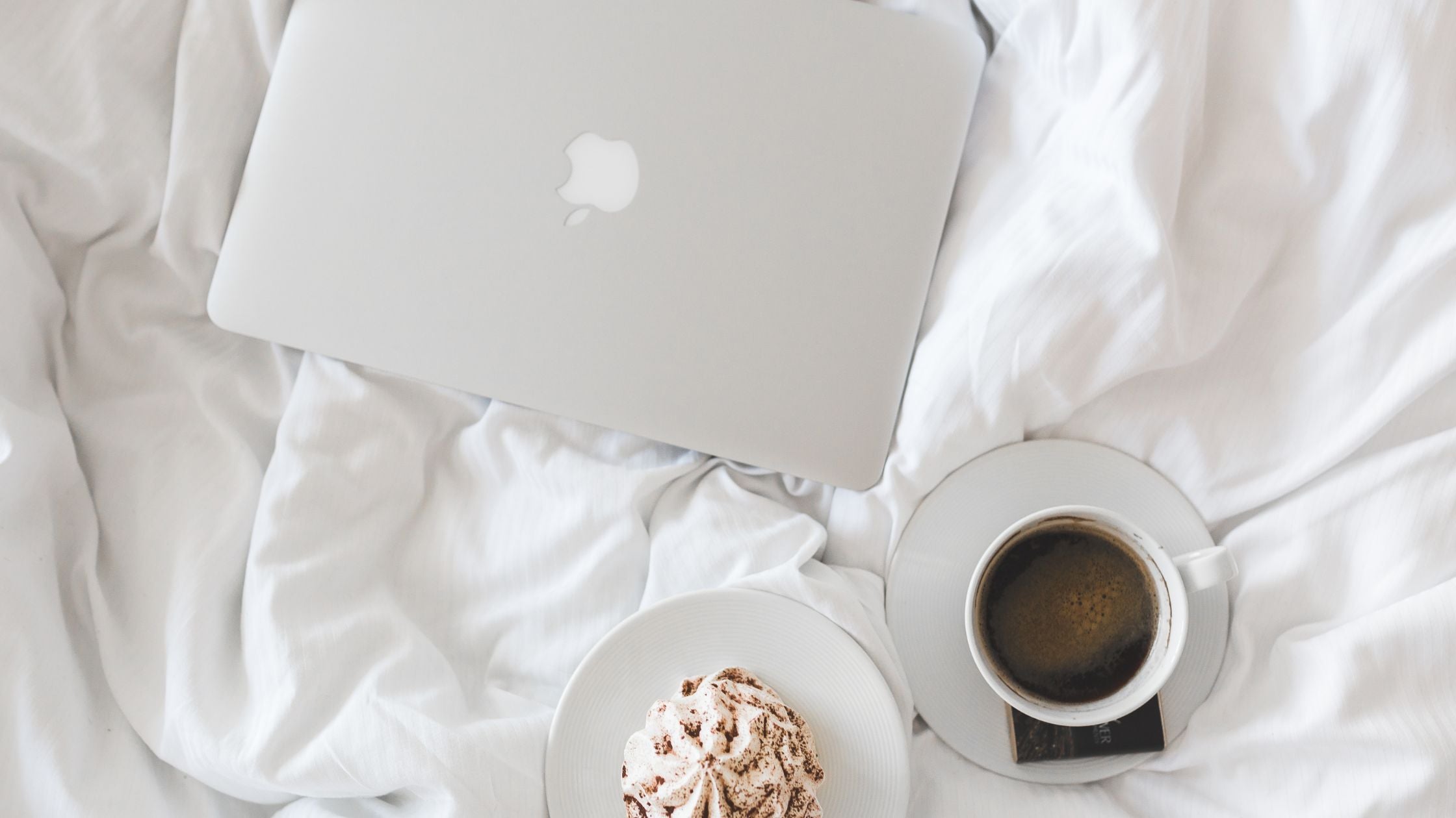 couette avec ordinateur café et gâteaux 