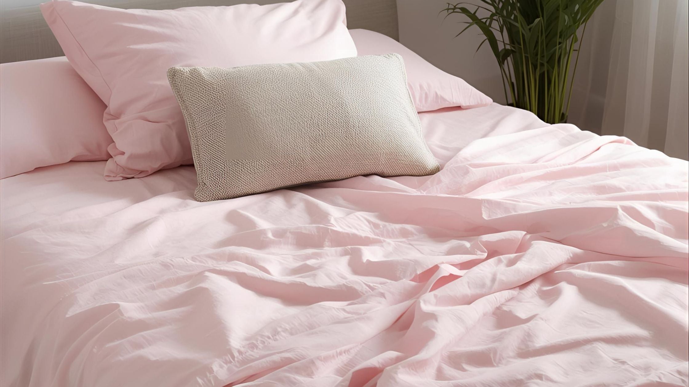ensemble de literie rose pastel avec oreillers beige 